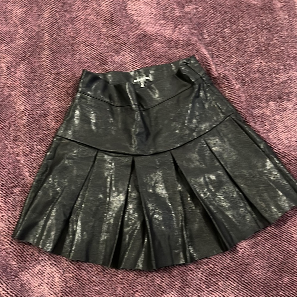 French kiss, black skirt